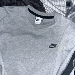Mens Nike tech crewneck bought for 110 selling for 50$